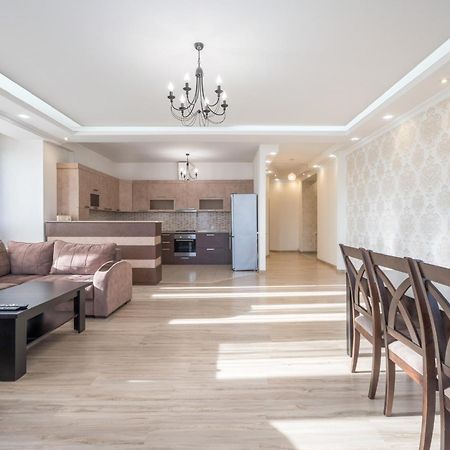 2 Bedrooms 2 Bathrooms Large And Lux Apartment Best Location Yerevan Exterior photo
