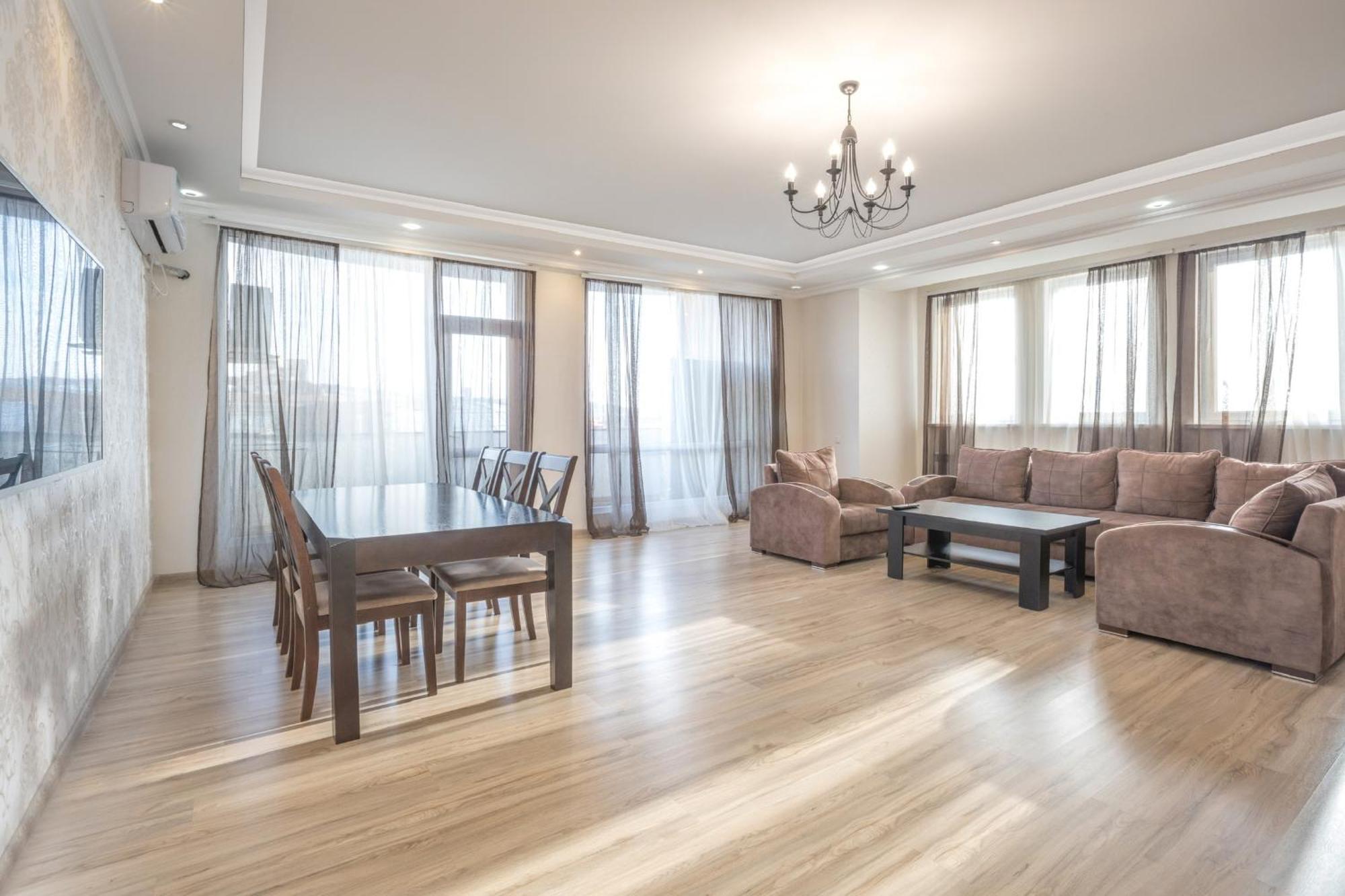 2 Bedrooms 2 Bathrooms Large And Lux Apartment Best Location Yerevan Exterior photo