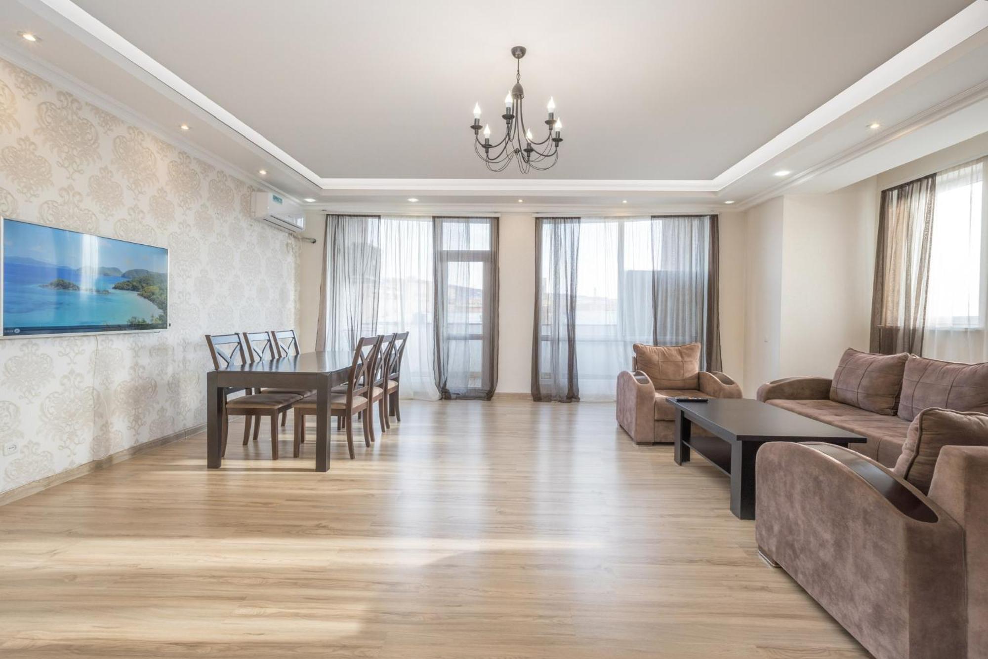 2 Bedrooms 2 Bathrooms Large And Lux Apartment Best Location Yerevan Exterior photo