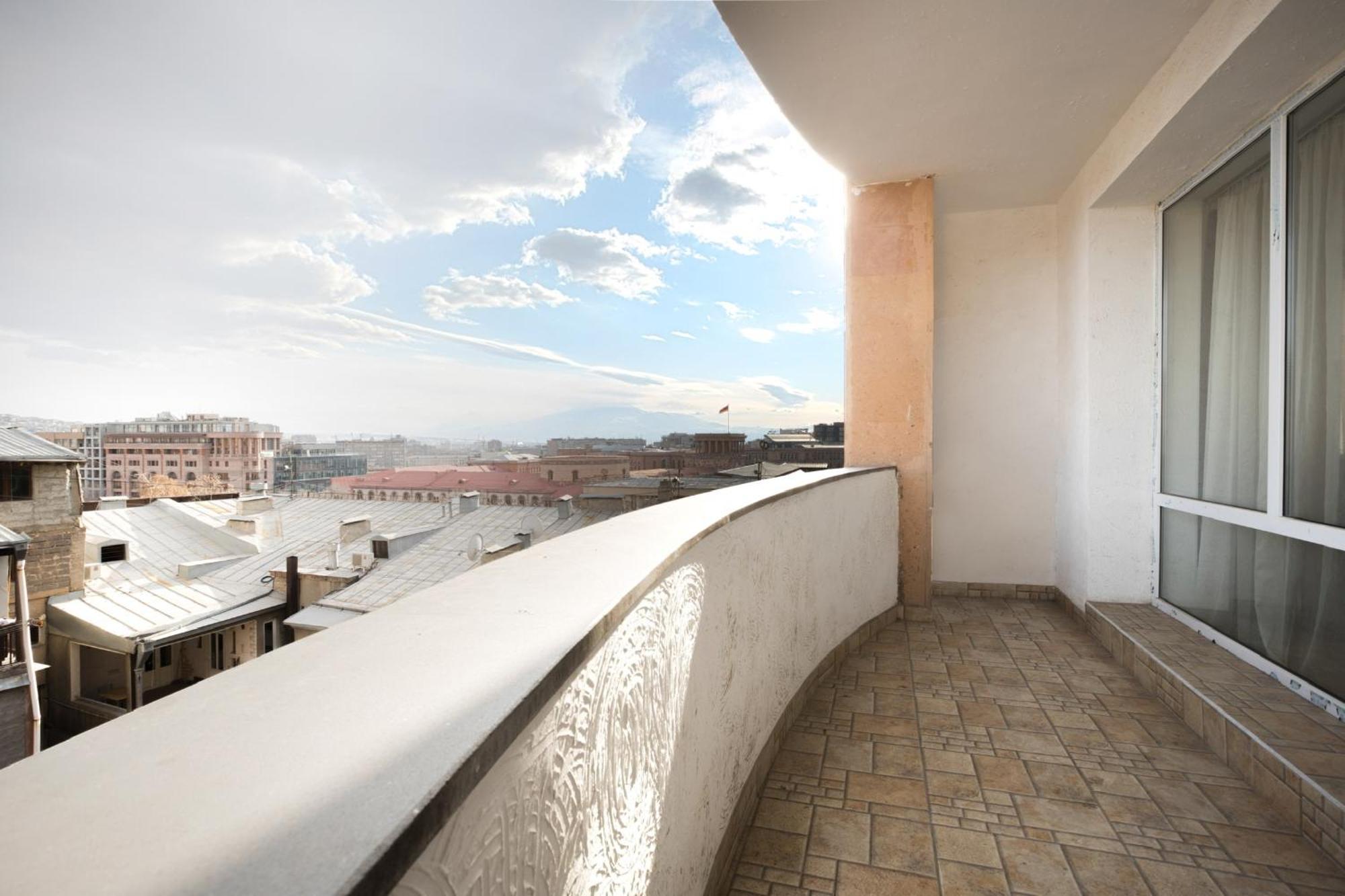 2 Bedrooms 2 Bathrooms Large And Lux Apartment Best Location Yerevan Exterior photo